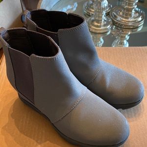 Sorel Girls Joan of Arc wedges. Size 3 youth. Grey. Like new.